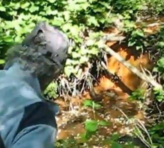 Esce acqua rossa dalla discarica di Grati 