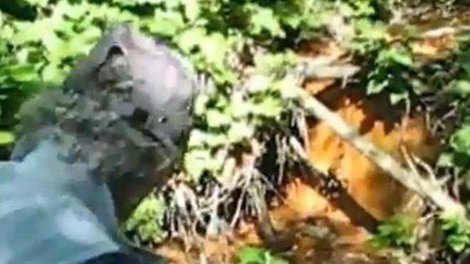 Esce acqua rossa dalla discarica di Grati