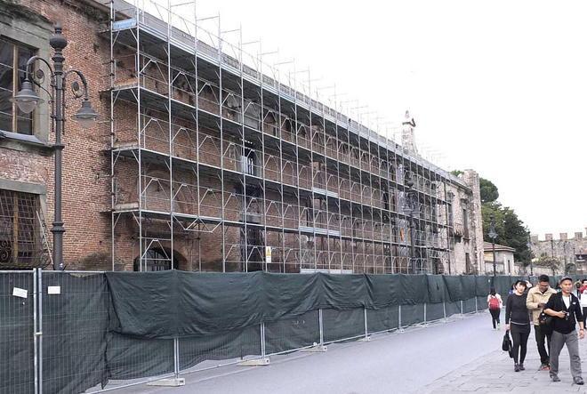 Lavori in corso alle Sinopie banchi verso piazza Manin 
