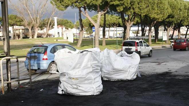 Tolte le carcasse dei veicoli bruciati