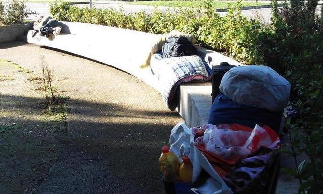 Clochard dorme all’aperto da un mese