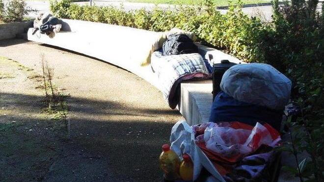 Clochard dorme all’aperto da un mese