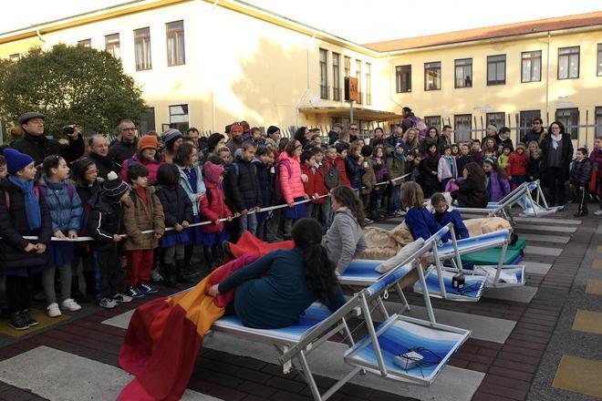 Colazione in strada per festeggiare la chiusura al traffico 