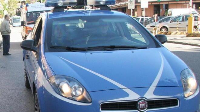 Clochard mostra i genitali agli automobilisti in transito