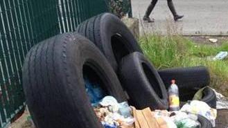 La zona industriale di Carraia piena di rifiuti abbandonati
