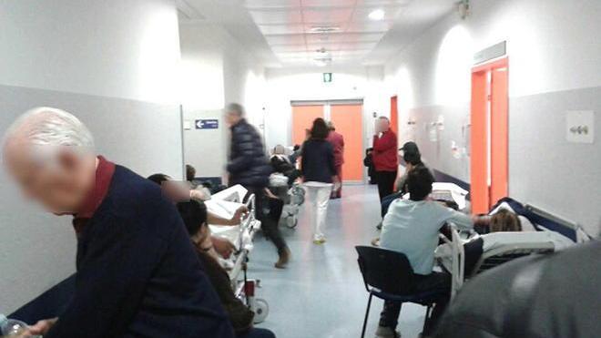 Venticinque ore in attesa del ricovero