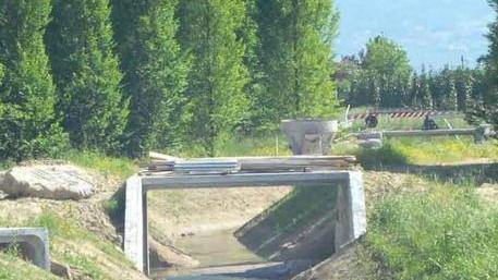 Cede il ponticino di legno famiglie isolate da 2 giorni
