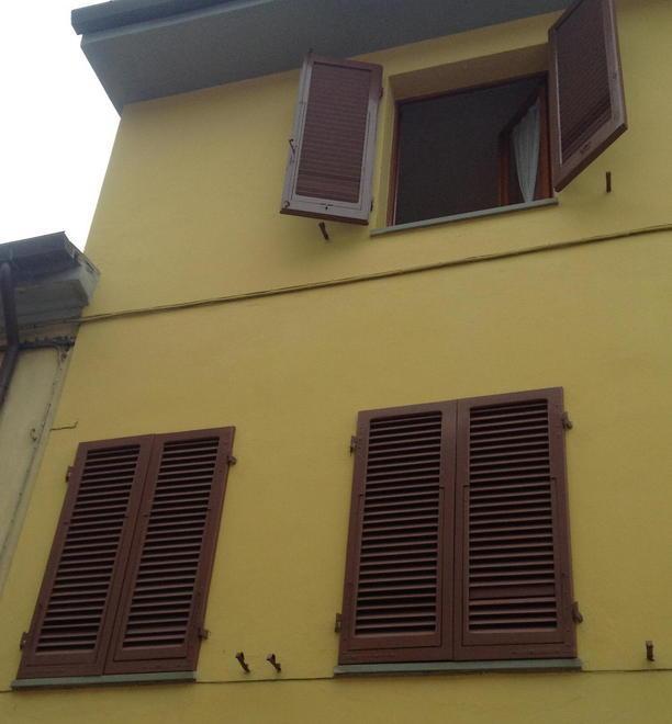 Cade dalla finestra di casa si sospetta un tentato suicidio