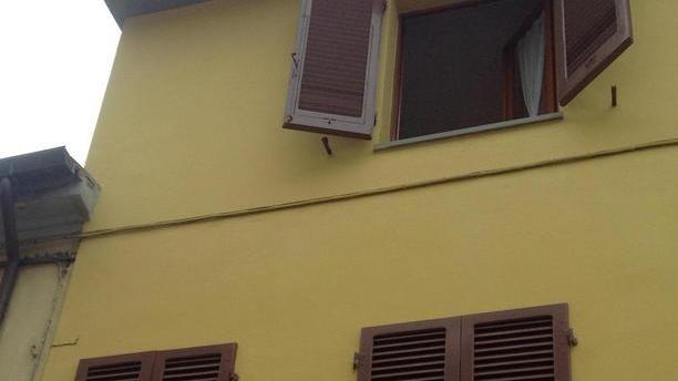 Cade dalla finestra di casa si sospetta un tentato suicidio