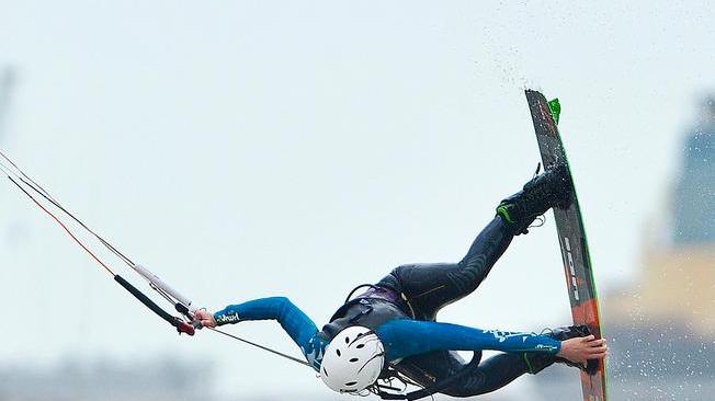 Tavola da surf rubata riappare su internet Presi i ladri estorsori