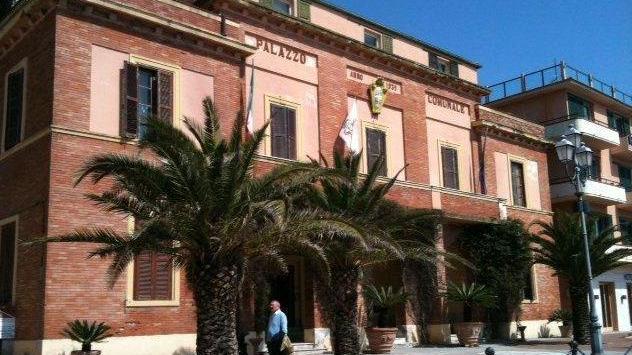 Ultima spiaggia per evitare il commissario