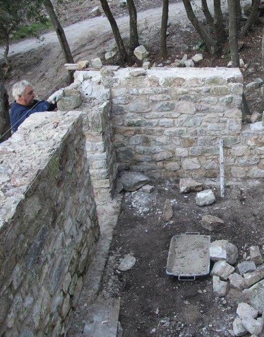Pietra dopo pietra a San Silvestro torna una casetta medievale 
