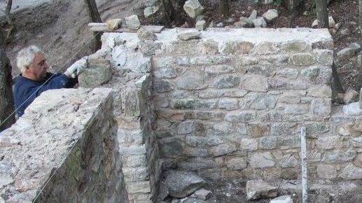 Pietra dopo pietra a San Silvestro torna una casetta medievale