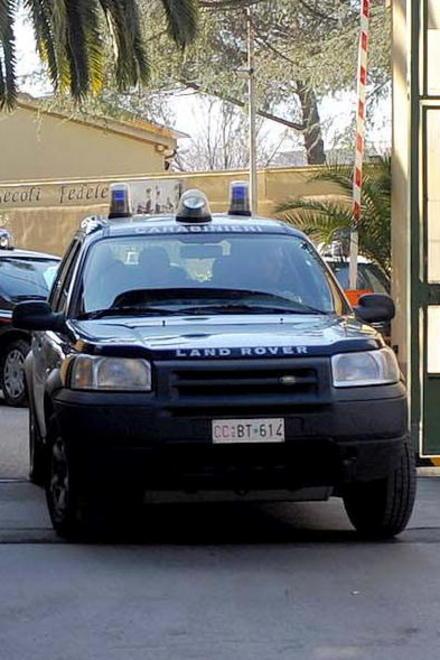 Il figlio si impicca, la madre lo solleva e gli salva la vita