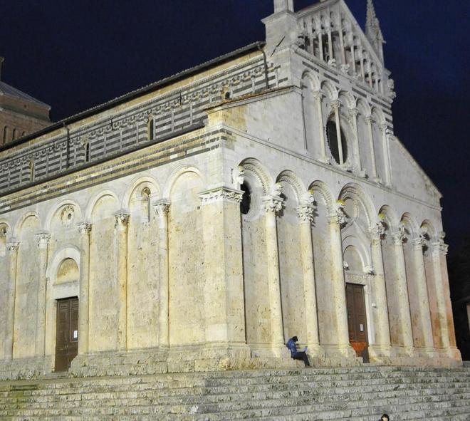 Duomo chiuso per lavori Malumori e paure a Massa 