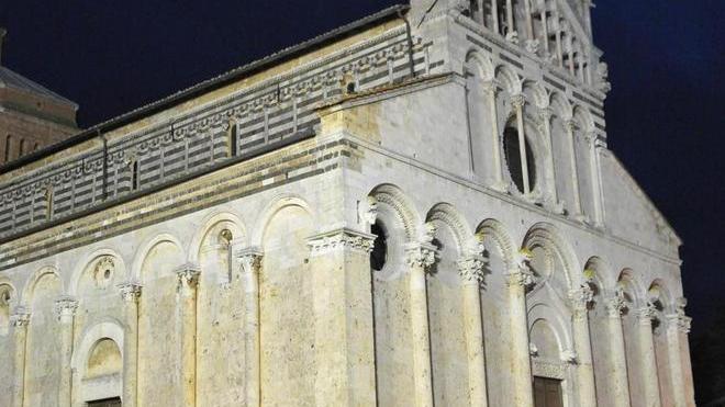 Duomo chiuso per lavori Malumori e paure a Massa
