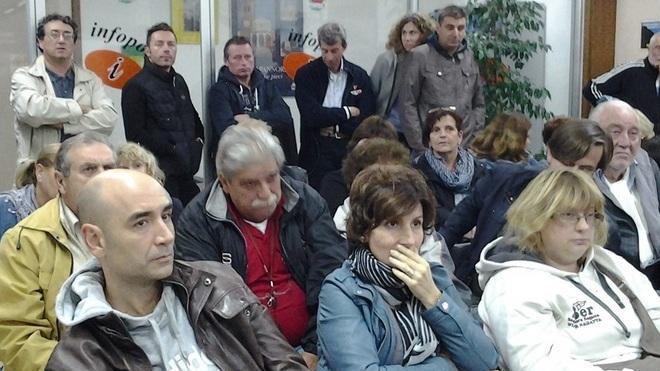In strada contro l’antenna di Marlia