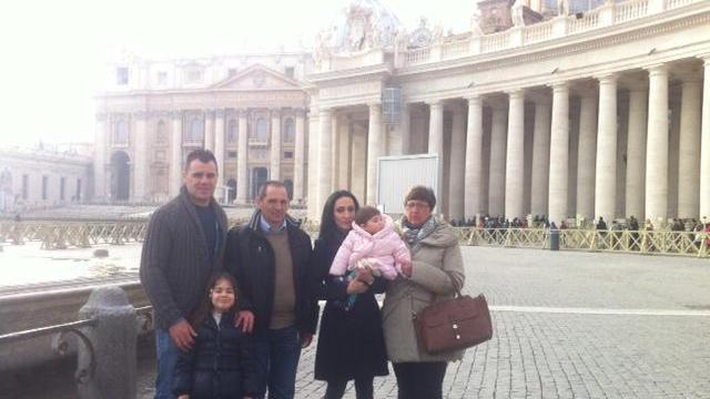 Il papa battezza Giulia, anche se i genitori non sono sposati in chiesa