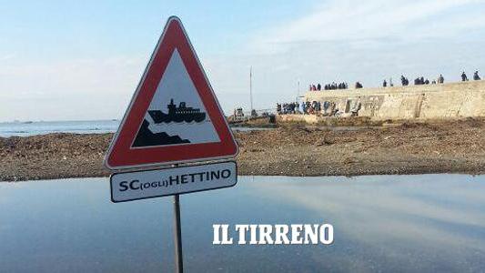 È uno scultore versiliese l'autore del cartello su Schettino