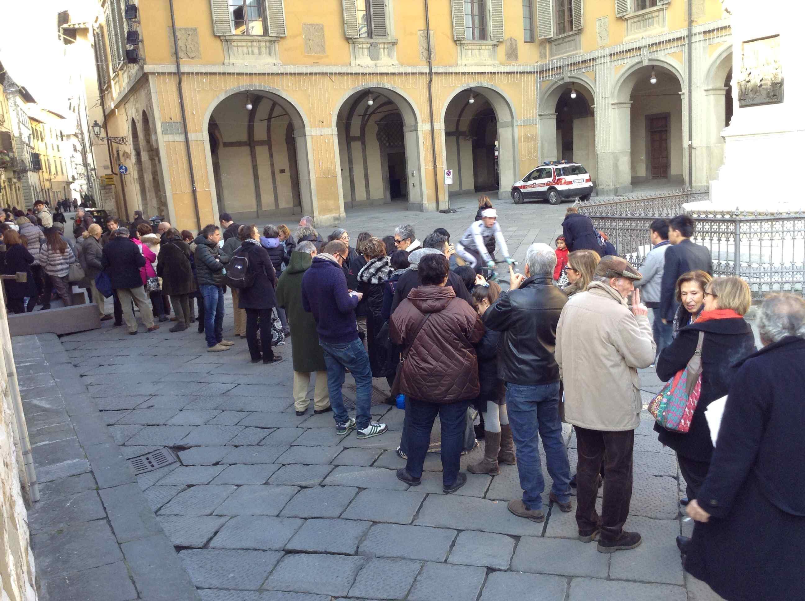 In centinaia in coda al Palazzo Pretorio 