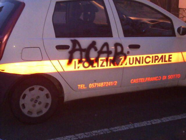 La scritta Acab sull’auto della polizia municipale 