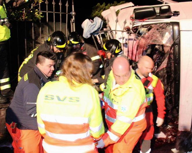 Autocarro si ribalta al Romito, ferito in modo serio il conducente 