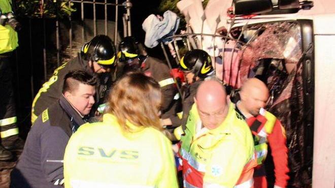 Autocarro si ribalta al Romito, ferito in modo serio il conducente