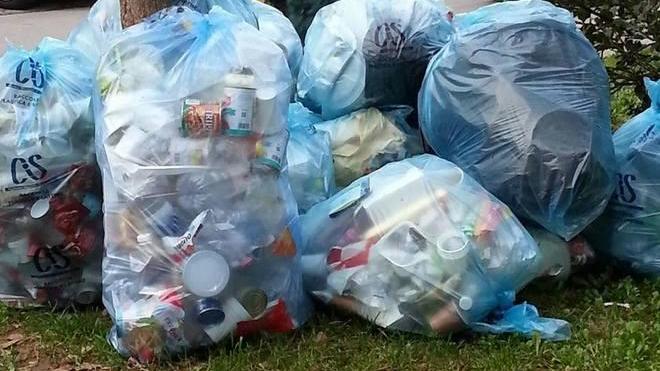 Piramidi di spazzatura fuori dalle case