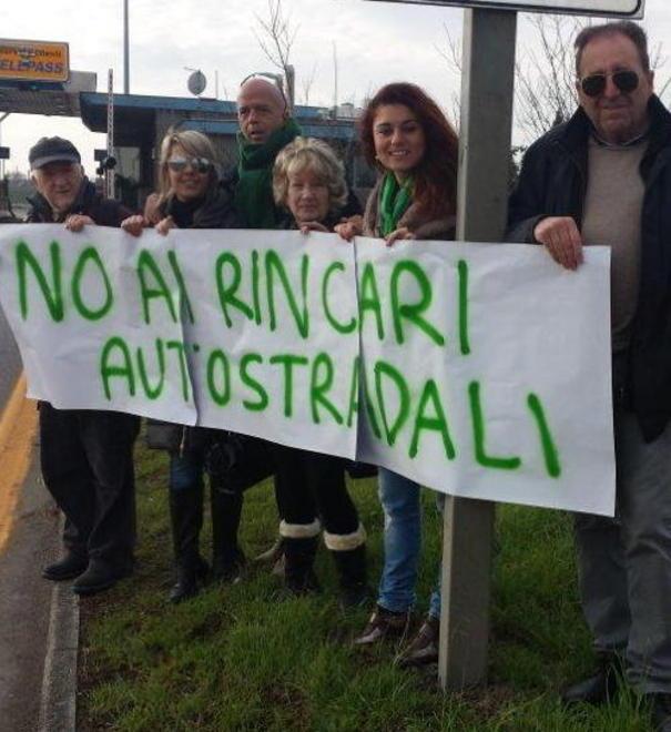 Sparano colpi di pistola poi fuggono in Mercedes 