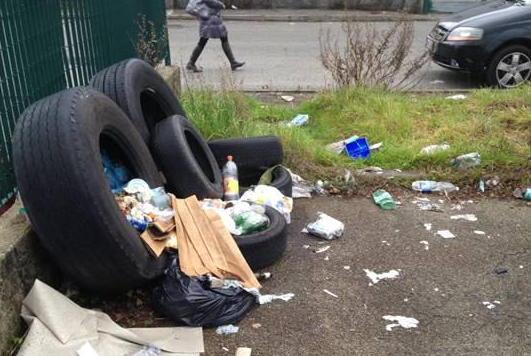 Rifiuti d’ogni genere abbandonati nella zona industriale