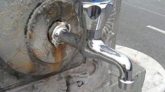 Polemica sui nuovi rubinetti alla storica fontana di Fiumetto