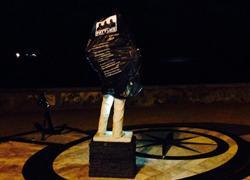 Rimossi i sacchi di spazzatura al monumento del Marinaio