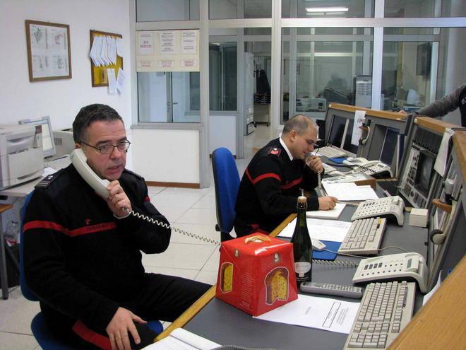 Livornese tenta il suicidio in auto lo salvano i carabinieri al telefono 