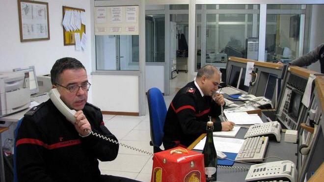 Livornese tenta il suicidio in auto lo salvano i carabinieri al telefono