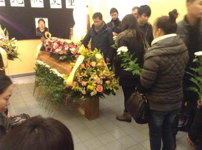 Funerali a Prato per una delle sette vittime nella fabbrica dormitorio 