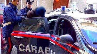 Aggredisce i carabinieri con una bottiglia di vetro, arrestato