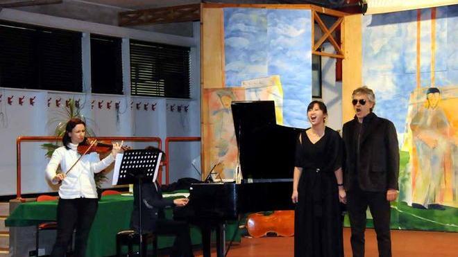 Bocelli canta a sorpresa alla Don Milani