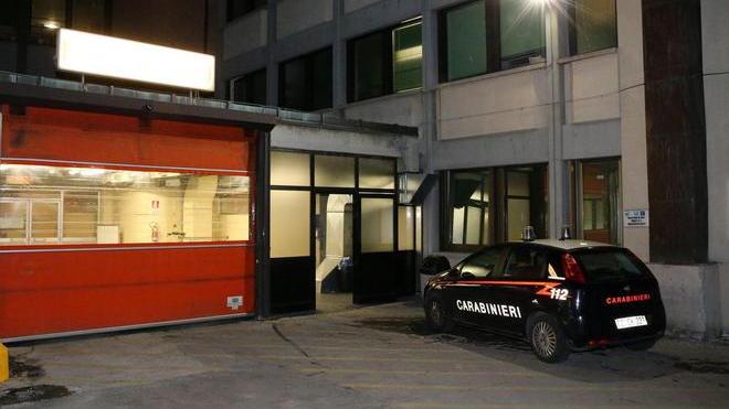 La donna si dispera nella stanza d’ospedale