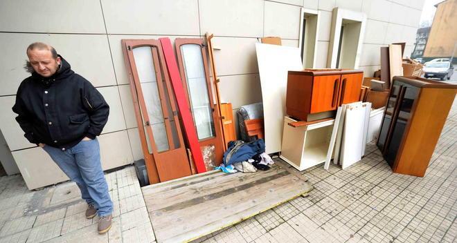Torna la discarica abusiva tra i palazzi delle Fornaci 