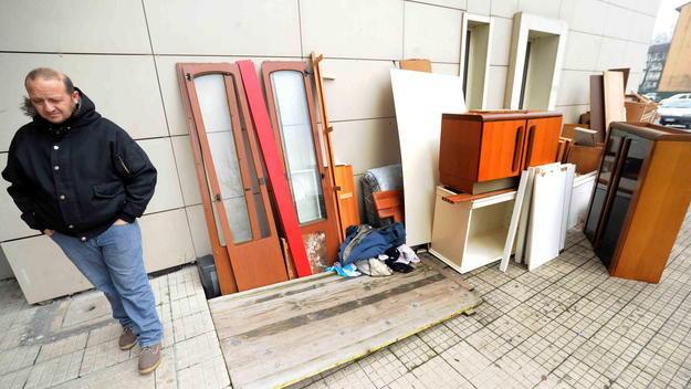 Torna la discarica abusiva tra i palazzi delle Fornaci