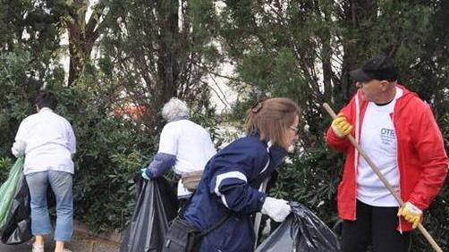 A caccia di rifiuti lungo le strade