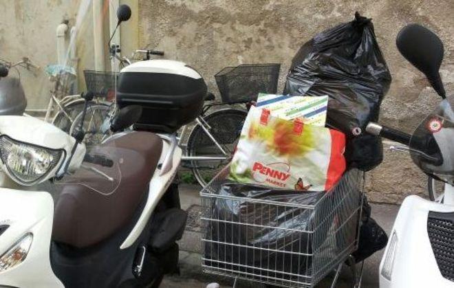 Tra i fossi in Venezia salta fuori un carrello pieno di... rifiuti