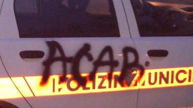 Atti vandalici contro l’auto dei vigili