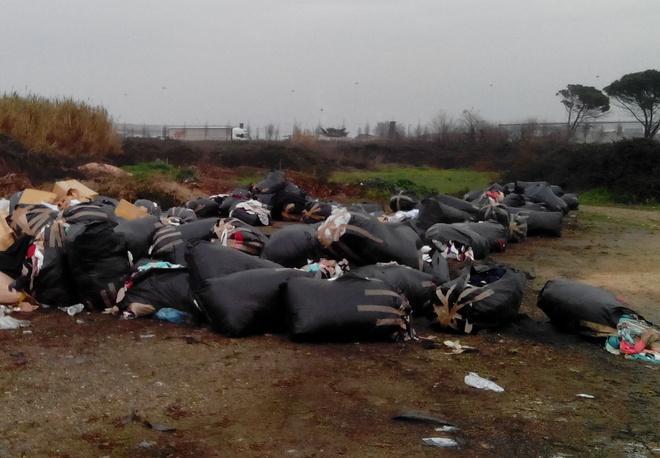 Scoperta discarica di scarti tessili in via Sabadell 