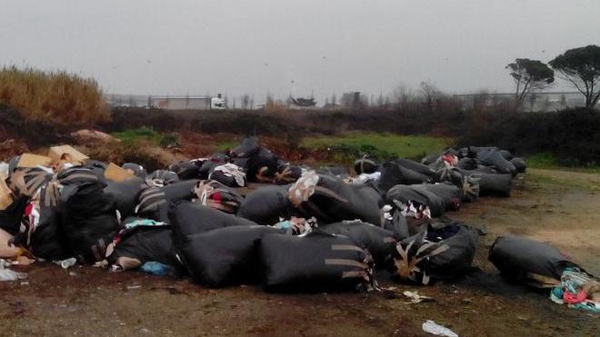 Scoperta discarica di scarti tessili in via Sabadell