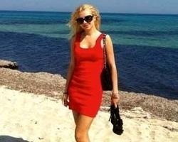 Donna nella plancia della Costa Atlantica, foto con mitra marò 
