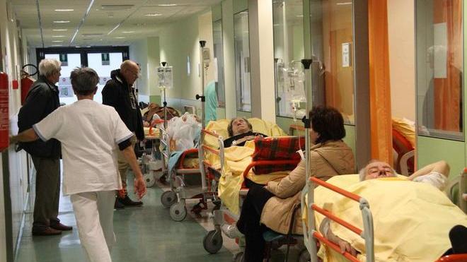 «Troppi malati in barella fermi al pronto soccorso»
