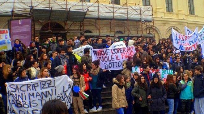 Sassari, studenti in piazza per il rilancio dell’istruzione 