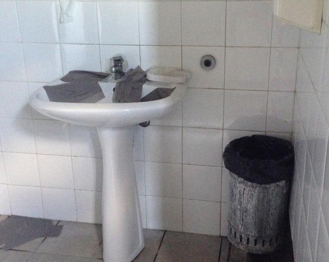Vandali in azione nei bagni pubblici del Parco del Bargo a Poggio a Caiano 