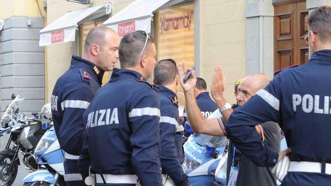 Pugni e strattoni a tre cicloamatori: automobilista finisce nei guai